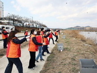 SK스페셜티, 영주서 'EM흙공 던지기' 환경 봉사활동