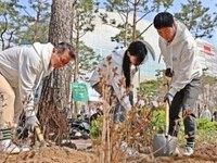 롯데물산, 식목일 맞아 석촌호수 나무심기 봉사활동