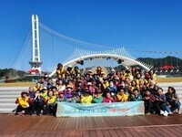 금천구, 자원봉사자와 독거 어르신이 함께하는 가을 나들이 개최
